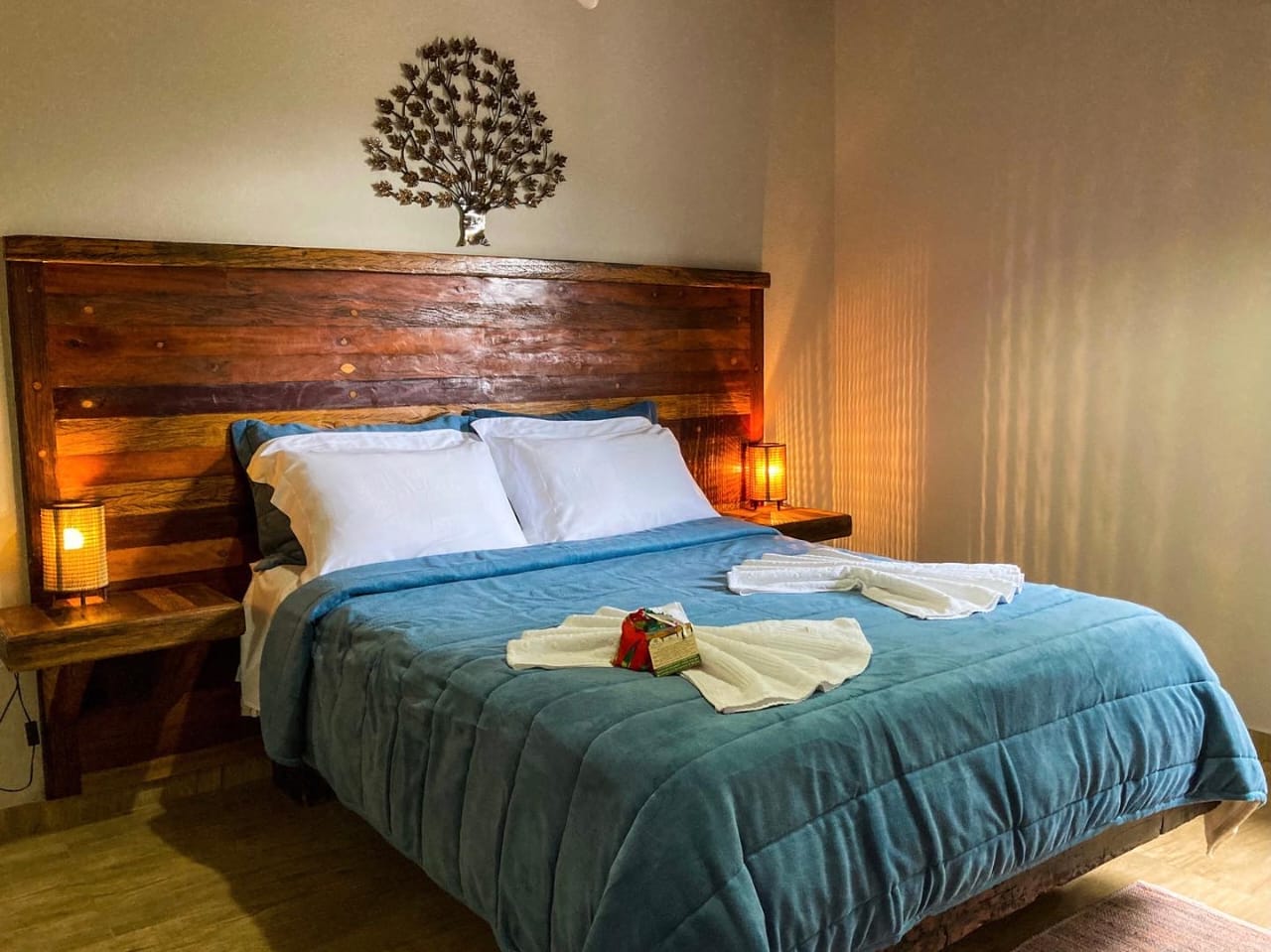 Ambiente iluminado à noite