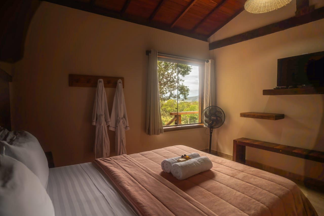 Fachada diurna com jardim